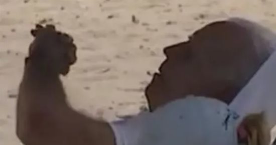 الرئيس الأمريكي جو بايدن في مرمى نيران المعارضة بسبب فيديو الشاطئ