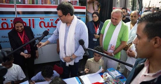 أحمد هنو يتفقد المكتبات المتنقلة على هامش مهرجان العلمين الجديدة