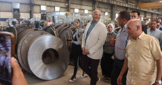 محافظ القليوبية يتفقد عدداً من المصانع بمدينة الخانكة لدعم الاستثمار.. صور