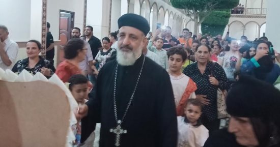 شموع ودعوات.. الأقباط يعيشون أجواء مولد السيدة العذراء ببنى سويف.. فيديو