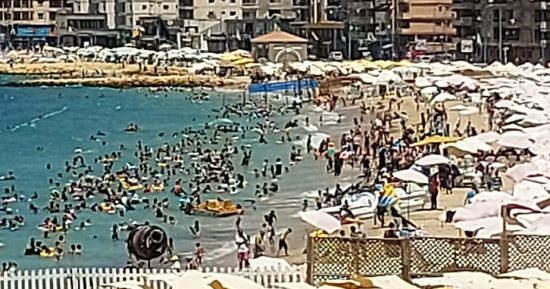 بعد موجة تقلبات.. استقرار حالة البحر ورفع الراية الخضراء على شواطئ الإسكندرية.. وضع خطوط عائمة لزيادة الحماية.. الإقبال يتزايد خلال شهر أغسطس.. و"السياحة والمصايف": رفع كفاءة منظومة الإنقاذ.. فيديو وصور