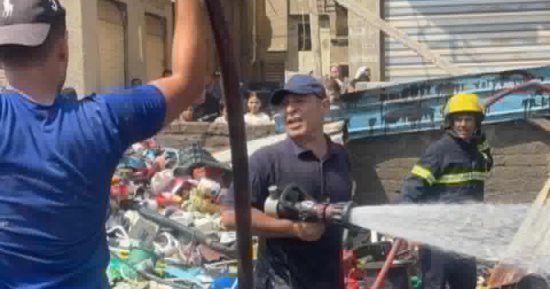 حريق بمجمع خردة بالقنطرة البيضاء فى كفر الشيخ.. صور