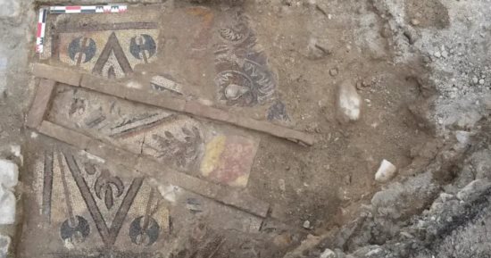 علماء الآثار يكتشفون أرضية فسيفساء بكنيسة بيزنطية في تركيا