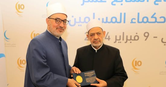 شيخ الأزهر للمفتى الجديد: امتحنكم الله بالمنصب فسخِّره فى صناعة الخير للناس
