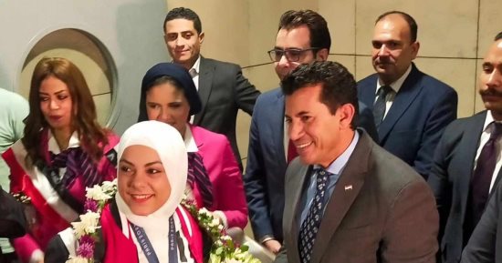 مزمار وطبل بلدي في استقبال احمد الجندي وسارة سمير بمطار القاهرة.. صور