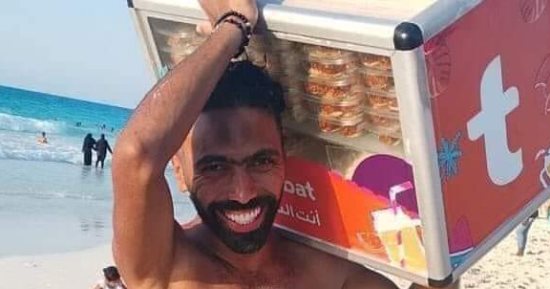 حسين الشحات "بائع فريسكا" على الشاطئ فى إجازة الأهلي