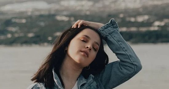 أهم ما يجب وضعه على البشرة لإطلالة شاطئية ساحرة