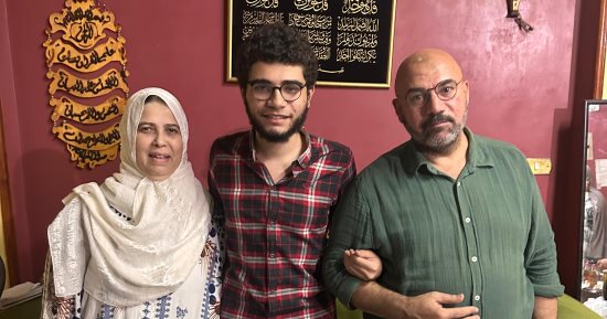 بلال مدحت السادس مكرر على مستوى الجمهورية: بحب القراءة وكنت بخرج أتفسح وألعب كل جمعة أثناء الدراسة.. وفى آخر 3 شهور ركزت وكنت بذاكر 16 ساعة فى اليوم.. ووالده: ابنى بذل مجهودا كبيرا وربنا ما بيضيعش تعب حد.. صور