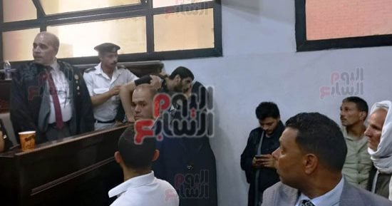 احتضنت المتهم بقتل ابنها فى المحكمة وطالبت بالعفو عنه.. فيديو