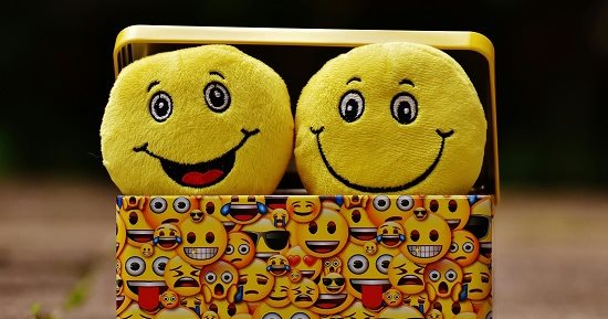 استخدام هذا الرمز التعبيري عند الدردشة يدل على كبر سنك.. اعرف هو إيه