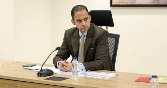 نائب وزير الصحة يوفر سيارة إسعاف لنقل مريض للمستشفى ويتوعد المتغيبين عن العمل