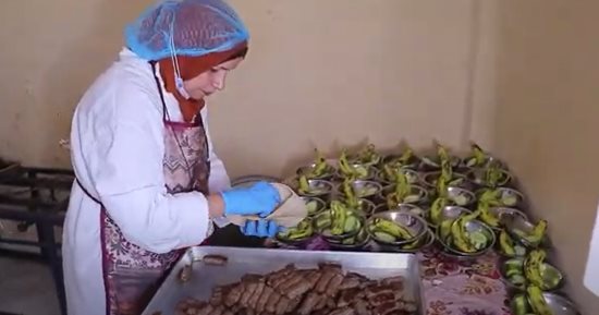 توزيع وجبات ضمن مبادرة "إيد واحدة" للتحالف الوطنى وبنك الطعام بكفر الشيخ.. صور