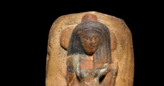 بيع بثمن بخس.. تمثال فخارى مصرى لفتاة فى مزاد لندن