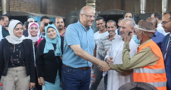 محافظ القليوبية يوجه بحل مشاكل مصانع منطقة الصفا الصناعية بالخانكة.. صور