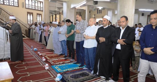 محافظ سوهاج يؤدى صلاة الجمعة بمسجد "الخلوة" بأخميم.. ويستمع لمطالب المواطنين