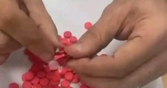 جمارك الطرود بمطار القاهرة تضبط محاولة تهريب ترامادول فى طرد "ملبس"