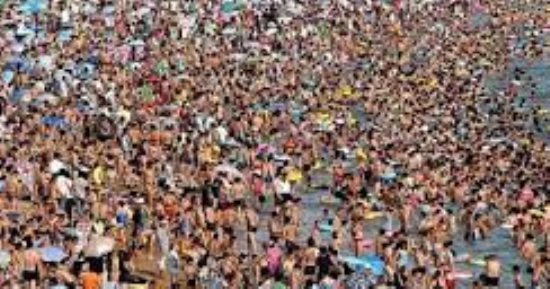 السياحة المفرطة كابوس يزعج أوروبا.. احتجاجات بشعار "أيها السائحون عودوا إلى بيوتكم".. منع السيلفى والتدخين إجراءات صارمة فى إيطاليا.. أمستردام تحظر بناء فنادق.. فرنسا ترفع الضرائب.. وتقليص الشقق فى إسبانيا