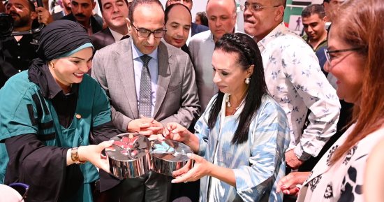 وزيرة التضامن تتفقد جناحى بنك ناصر وصندوق عطاء بمهرجان العلمين الجديدة