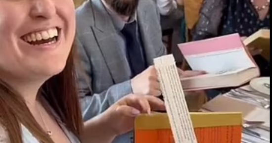 عروسان بريطانيان يقدمان هدايا غير تقليدية من المكتبة لضيوف زفافهما.. فيديو