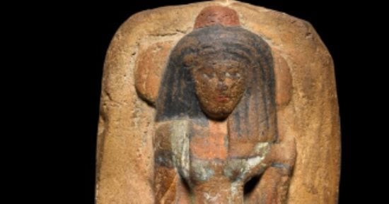 باعوها بثمن بخس.. آثار مصرية في المزادات العالمية.. قناع مومياء لامرأة يقدر من 3 إلى 5 آلاف جنيه إسترليني.. تمثال من الحجر الجيري لكاهن يتراوح سعره بين 4 و6 آلاف.. وتمثال رأس برونزي بـ 3 آلاف