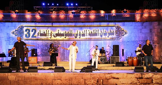فريق بلاك يغنون للكينج محمد منير بحفل مهرجان القلعة