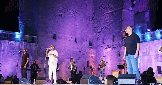 فريق بلاك يغنون للكينج محمد منير بحفل مهرجان القلعة