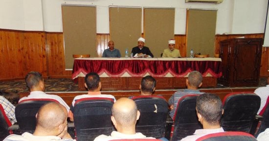 رئيس منطقة سوهاج الأزهرية يلتقي رؤساء لجان الشهادة الثانوية ومساعديهم