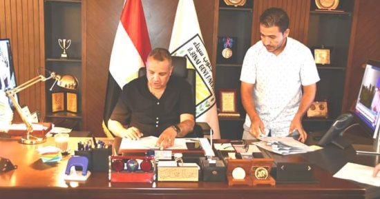 محافظ جنوب سيناء يوقع 6 عقود تقنين أوضاع بمدن نوبيع والطور ودهب