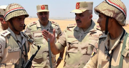 الفريق أحمد خليفة يتفقد مراحل تدريبية لمشروع تكتيكى بإحدى وحدات الجيش الثالث