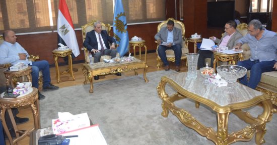 محافظ الغربية يناقش مشروعات مياه الشرب والصرف الصحى بالمحافظة