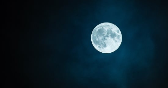 القمر الأزرق يزين سماء مصر والوطن العربي.. راقبوه فى هذا الموعد 