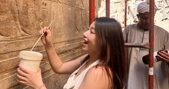 سائحة تلتقط صور تذكارية بفرشاة تنظيف فى معبد الأقصر.. وفتح تحقيق بالواقعة