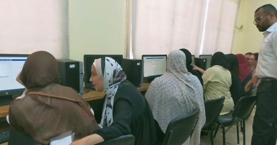 إقبال طلاب المرحلة الثانية للتنسيق على معامل جامعة عين شمس لتسجيل الرغبات.. صور