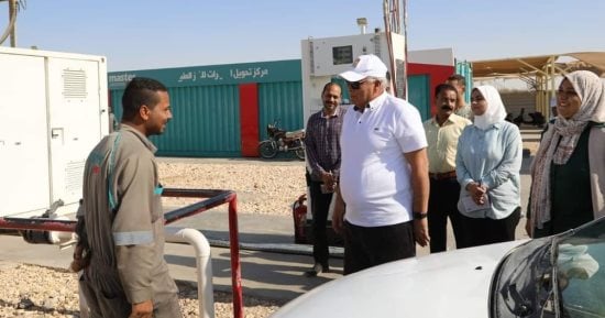 محافظ الوادى الجديد يتابع سير العمل بمحطة تموين وتحويل السيارات بالغاز