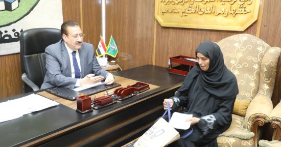 محافظ المنوفية يلتقى عددا من المواطنين خلال لقائه اليومى ويستمع إلى شكواهم