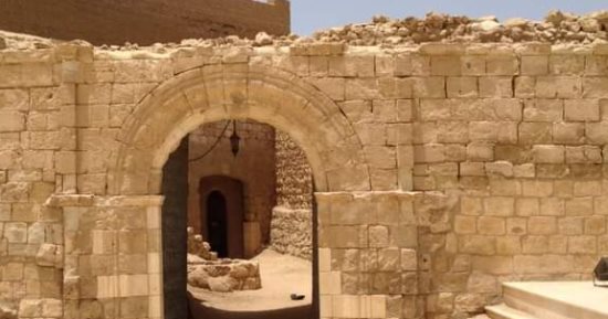 "الطابية" تاريخ عثمانى بمدينة القصير أقدم المدن على ساحل البحر الأحمر.. شيدت لحماية الحجاج من اللصوص وقطاع الطرق قديماً.. تضم الكثير من المدافع وتم إنشائها فوق هضبة جبلية مرتفعة.. صور