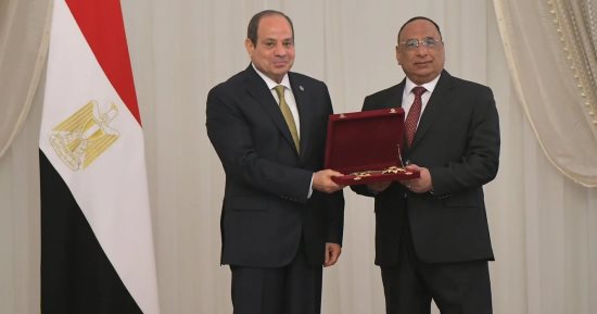 الرئيس السيسى يمنح رئيس قضايا الدولة السابق وسام الجمهورية بعد بلوغه سن التقاعد