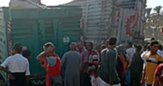 تفاصيل تصادم قطار بسيارة نقل ثقيل وملاكي بمزلقان برج العرب الإسكندرية.. فيديو