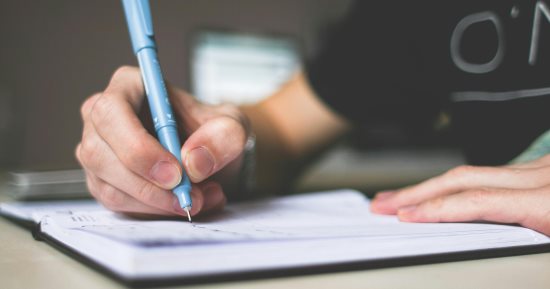 5 أبراج بيعبروا عن نفسهم أحسن بالكتابة.. حساسين ومبدعين