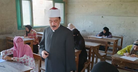 رئيس المنطقة الأزهرية يتفقد امتحانات الدور الثانى للشهادة الثانوية بسوهاج