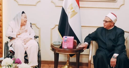 رئيس القطاع الدينى يستقبل حرم الرئيس الإندونيسى الأسبق