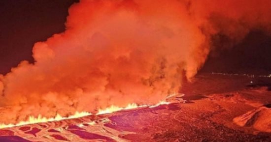 ثوران بركان بشبه جزيرة ريكيانيس فى أيسلندا