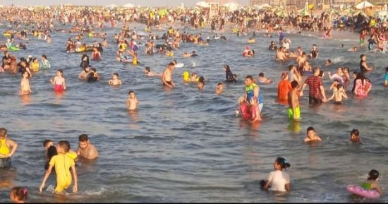 توفير كافة الخدمات.. إقبال على شواطئ مصيف بلطيم فى كفر الشيخ.. صور