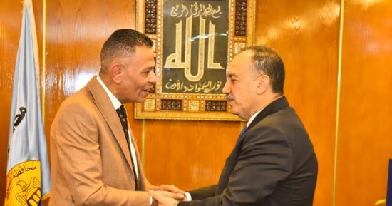 محافظ أسيوط يكرم وكيل وزارة التضامن الاجتماعى 