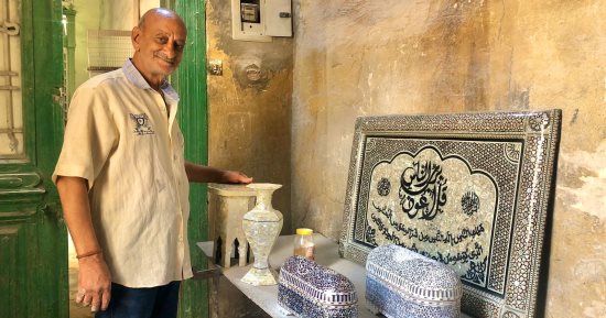 حكاية "أوز أوز" استورجى الصدف بالدرب الأحمر.. قضى 50 عاما من عمره فى طلاء الأثاث والتحف.. زهير فهمى: شغلى كله على صدف حر مش بلاستيك.. ويؤكد: كافحت عمرى كله فى المهنة ومفيش حاجة صعبة طول ما بنشتغل ونسعى بالحلال