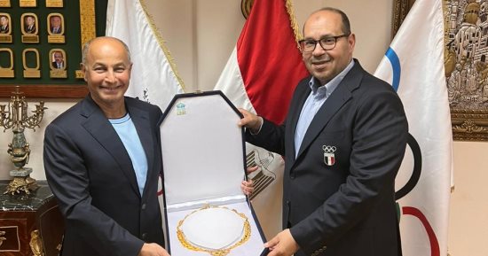 ياسر إدريس يهدى رئيس الاتحاد الدولى لألعاب الماء قلادة الأولمبية المصرية