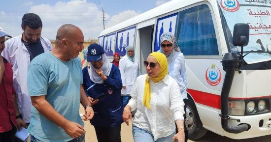وكيل "صحة الإسماعيلية" تتفقد القافلة الطبية بمنشية مبارك بأبو صوير البلد