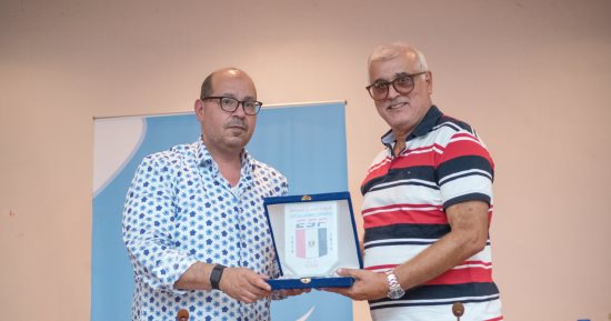 ياسر إدريس يكرم الاتحاد العربى للسباحة على هامش البطولة العربية لألعاب الماء بمصر