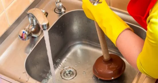 7 أشياء تجنبي سكبها في حوض المطبخ.. الزيت والشحم أبرزها
