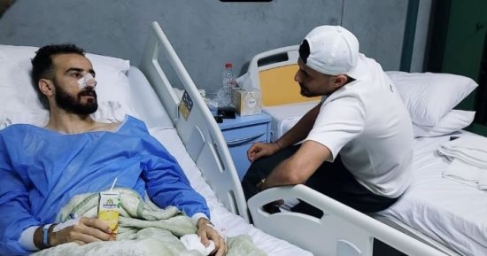 محمود الونش يزور محمود دونجا بالمستشفى بعد خضوعه لجراحة فى الأنف